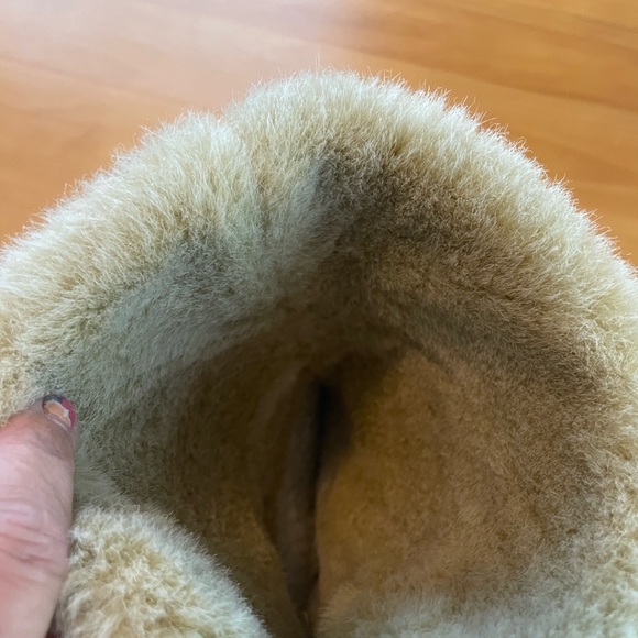 Like new, rampage, fur lined, Ugg looking boot. Wear tall or folded down. Size 8 - Picture 2 of 8